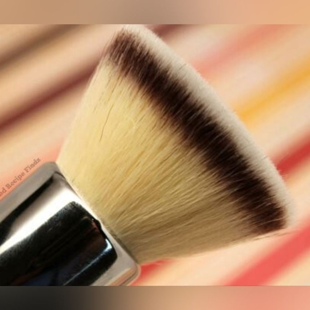 IT Cosmetics Makeup Flat Top Buffing Foundation Brush Cosmetics New - Picture 11 of 11